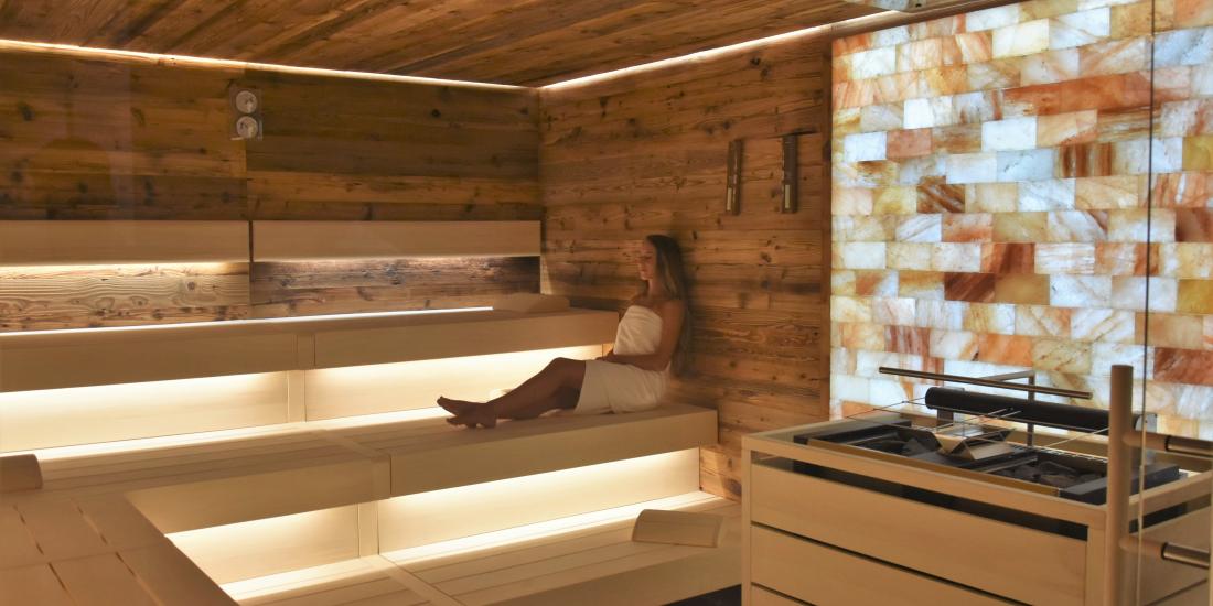 Dame in der Sauna