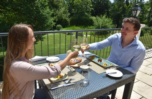 Paar auf der Terrasse